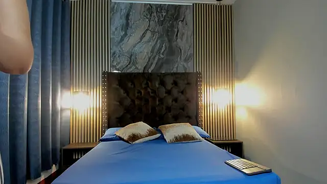 Snapshot of Alyra_Moon chatting on 3, 12, 2025 Alyra Moon online show from 3, 12, 2025