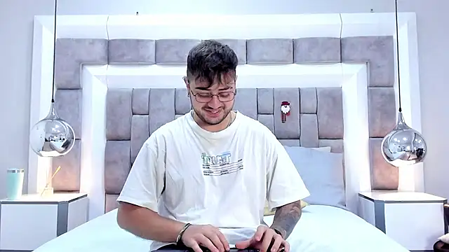 Snapshot of Ethan_Greys chatting on 18, 11, 2025 Ethan Greys online show from 18, 11, 2025