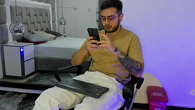 Snapshot of Ethan_Greys chatting on 14, 12, 2025 Ethan Greys online show from 14, 12, 2025