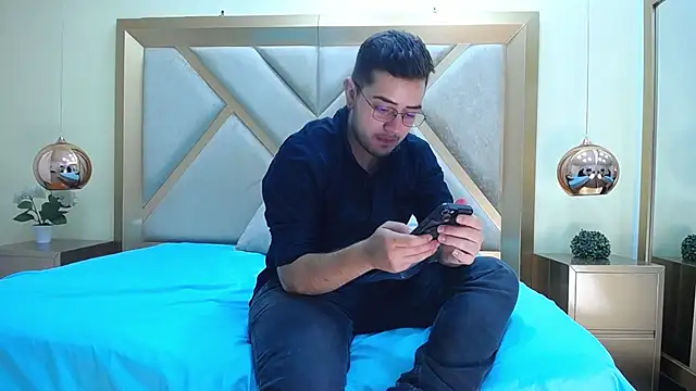 Snapshot of Ethan_Greys chatting on 18, 12, 2025 Ethan Greys online show from 18, 12, 2025