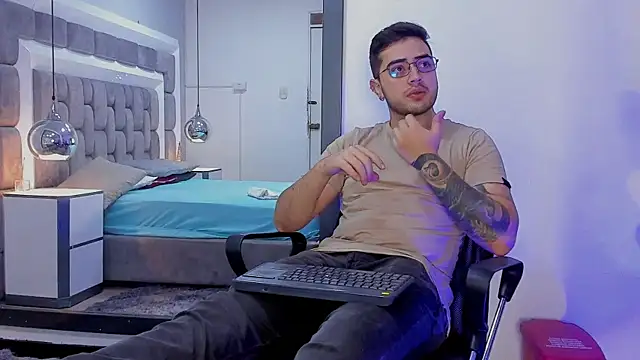 Snapshot of Ethan_Greys chatting on 19, 12, 2025 Ethan Greys online show from 19, 12, 2025