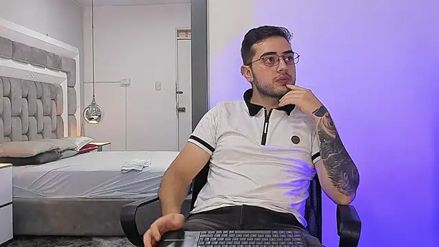 Snapshot of Ethan_Greys chatting on 21, 12, 2025 Ethan Greys online show from 21, 12, 2025