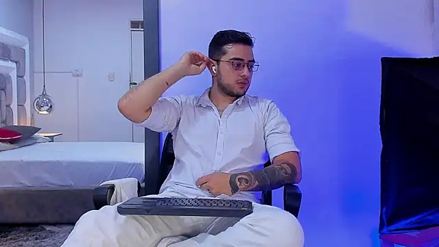 Snapshot of Ethan_Greys chatting on 23, 12, 2025 Ethan Greys online show from 23, 12, 2025