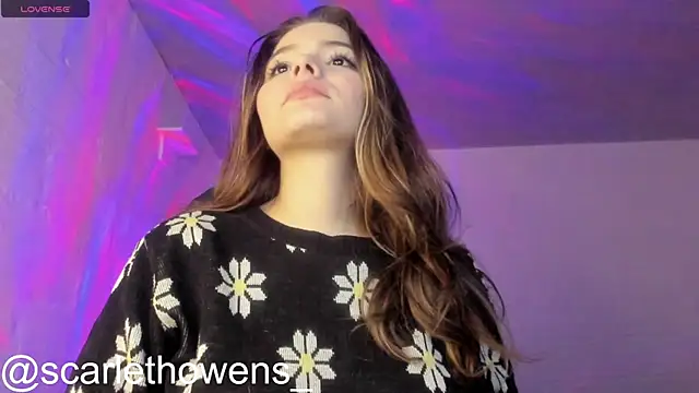 Snapshot of scarlethowens1 chatting on 23, 11, 2025 scarlethowens1 online show from 23, 11, 2025