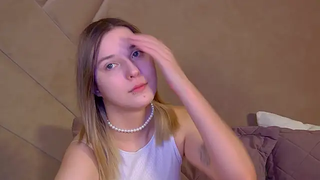 Snapshot of TinnaBurton chatting on 4, 6, 2026 TinnaBurton online show from 4, 6, 2026