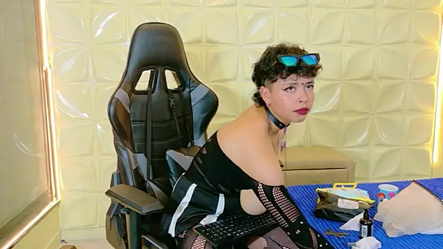 lunabustygirl online show from 5, 3, 2026