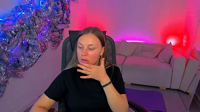 Snapshot of SandraLindsey chatting on 4, 12, 2025 SandraLindsey online show from 4, 12, 2025