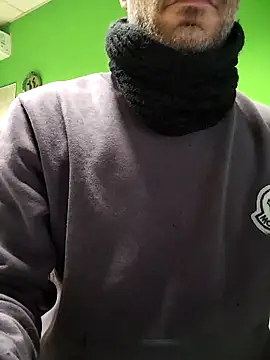 Snapshot of platone09 chatting on 17, 12, 2025 platone09 online show from 17, 12, 2025