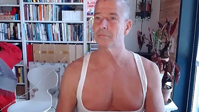 Snapshot of gymdaddypwrbtm chatting on 22, 11, 2025 gymdaddypwrbtm online show from 22, 11, 2025