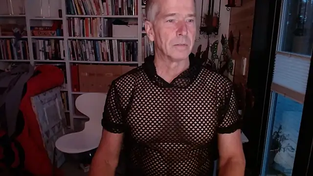 Snapshot of gymdaddypwrbtm chatting on 25, 11, 2025 gymdaddypwrbtm online show from 25, 11, 2025