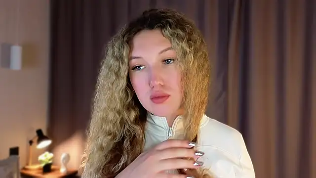 Snapshot of SueHolt chatting on 18, 11, 2025 SueHolt online show from 18, 11, 2025