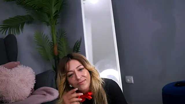 Snapshot of JuliaHyde chatting on 26, 11, 2025 JuliaHyde online show from 26, 11, 2025