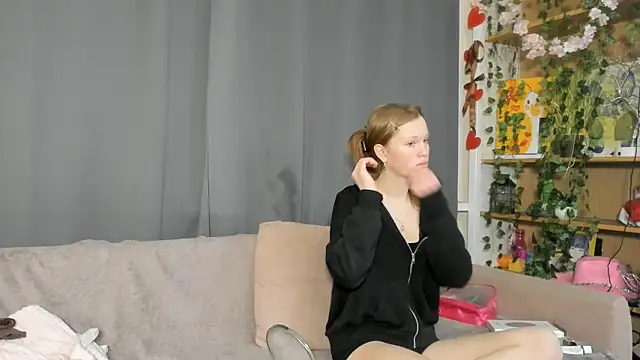 Snapshot of KarieBowery chatting on 28, 11, 2025 KarieBowery online show from 28, 11, 2025