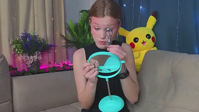 KarieBowery online show from 4, 12, 2025