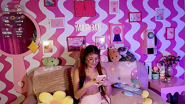 Snapshot of the_girl_with_the_red_hai chatting on 21, 11, 2025 the girl with the red hai online show from 21, 11, 2025