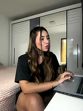 thauanydemontie online show from 21, 11, 2025