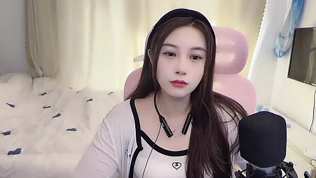 Snapshot of TTtia_ chatting on 23, 12, 2025 TTtia online show from 23, 12, 2025