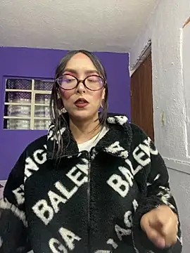Snapshot of Violeth_00 chatting on 5, 8, 2026 Violeth 00 online show from 5, 8, 2026