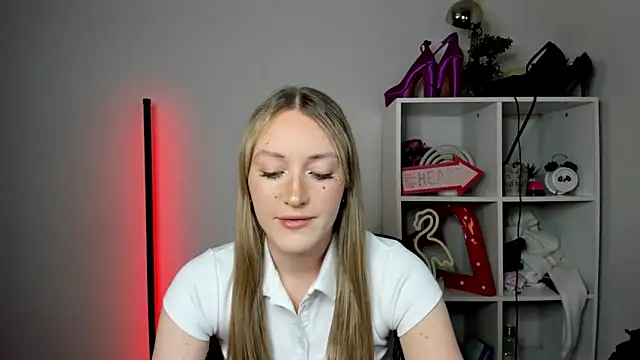 Snapshot of EvelynBlond chatting on 22, 4, 2026 EvelynBlond online show from 22, 4, 2026