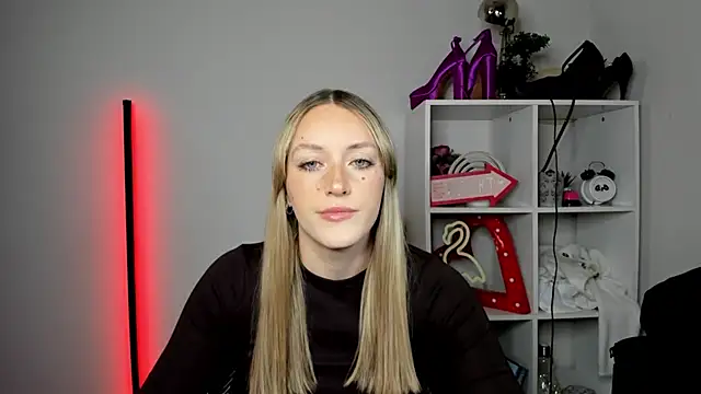 Snapshot of EvelynBlond chatting on 29, 4, 2026 EvelynBlond online show from 29, 4, 2026