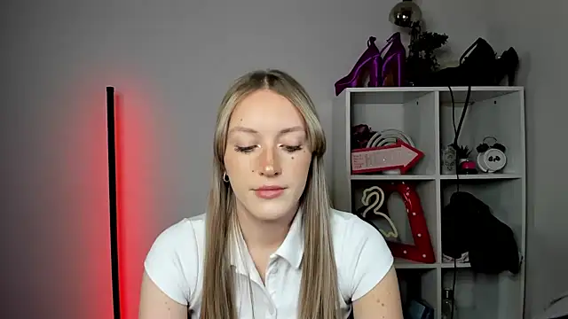 Snapshot of EvelynBlond chatting on 8, 5, 2026 EvelynBlond online show from 8, 5, 2026
