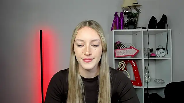 Snapshot of EvelynBlond chatting on 15, 5, 2026 EvelynBlond online show from 15, 5, 2026