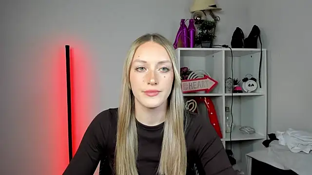 Snapshot of EvelynBlond chatting on 18, 5, 2026 EvelynBlond online show from 18, 5, 2026
