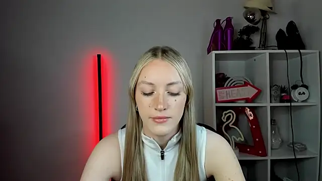 Snapshot of EvelynBlond chatting on 26, 5, 2026 EvelynBlond online show from 26, 5, 2026