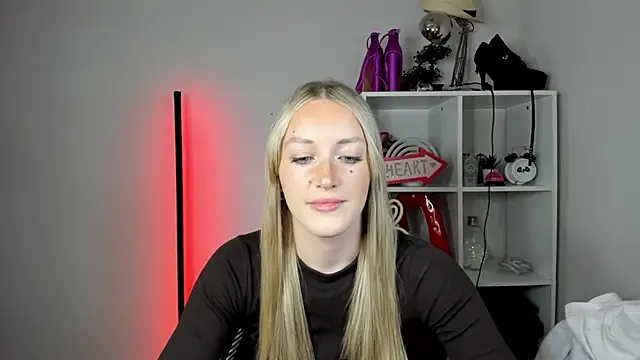 Snapshot of EvelynBlond chatting on 2, 6, 2026 EvelynBlond online show from 2, 6, 2026