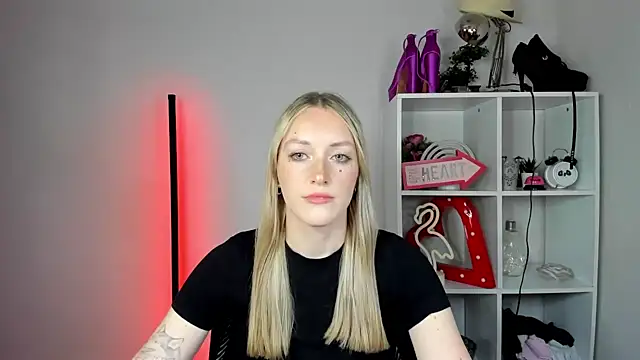 Snapshot of EvelynBlond chatting on 4, 6, 2026 EvelynBlond online show from 4, 6, 2026