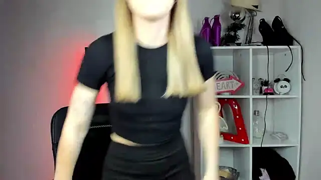 Snapshot of EvelynBlond chatting on 5, 6, 2026 EvelynBlond online show from 5, 6, 2026