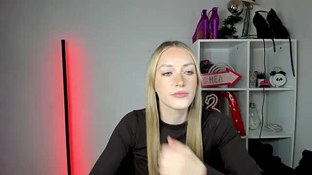 Snapshot of EvelynBlond chatting on 8, 6, 2026 EvelynBlond online show from 8, 6, 2026