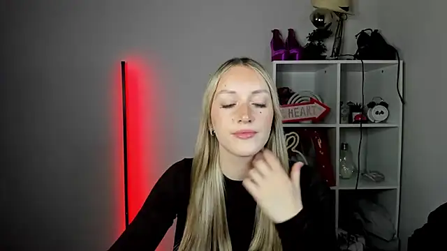 Snapshot of EvelynBlond chatting on 16, 6, 2026 EvelynBlond online show from 16, 6, 2026