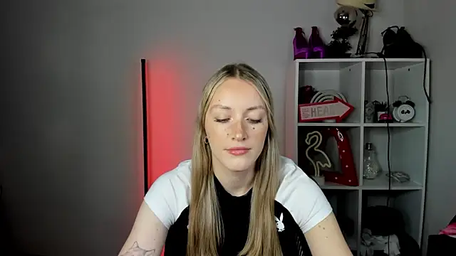 Snapshot of EvelynBlond chatting on 18, 6, 2026 EvelynBlond online show from 18, 6, 2026