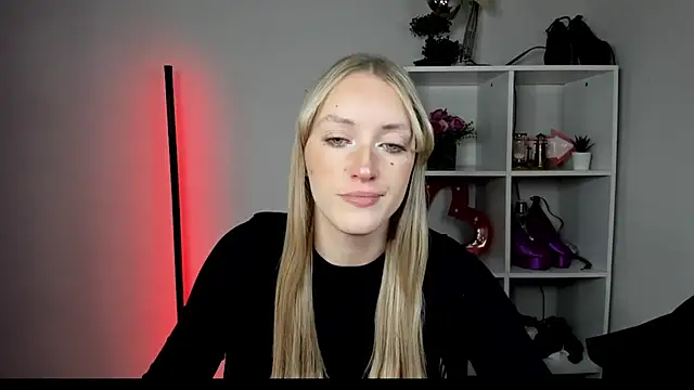 Snapshot of EvelynBlond chatting on 8, 7, 2026 EvelynBlond online show from 8, 7, 2026