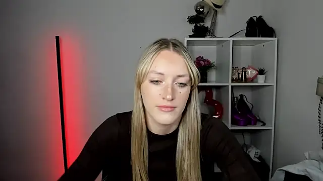 Snapshot of EvelynBlond chatting on 15, 7, 2026 EvelynBlond online show from 15, 7, 2026