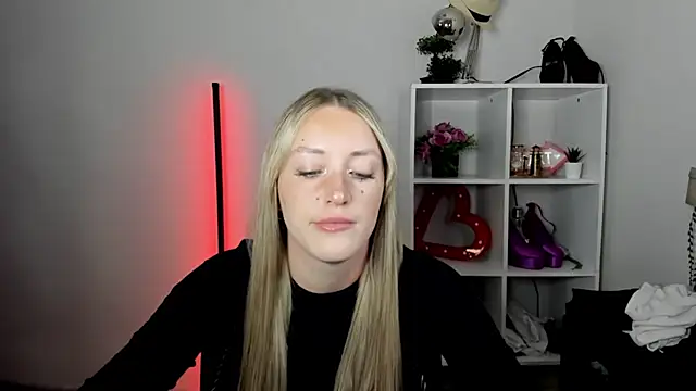 Snapshot of EvelynBlond chatting on 17, 7, 2026 EvelynBlond online show from 17, 7, 2026