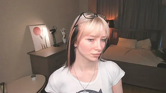 AuraMcvea online show from 26, 11, 2025