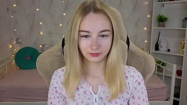 Snapshot of Shy_Polly chatting on 17, 7, 2026 Shy Polly online show from 17, 7, 2026