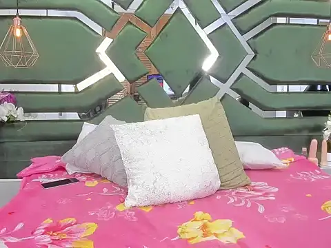 Lauren Parkerr online show from 25, 11, 2025