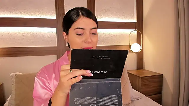 SarhaVega online show from 12, 4, 2026