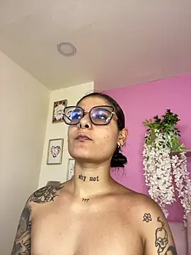 Snapshot of LauraRaider chatting on 17, 7, 2026 LauraRaider online show from 17, 7, 2026