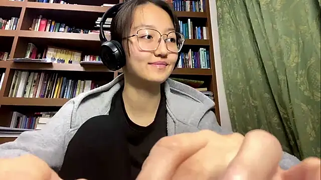 Snapshot of LinaClous chatting on 15, 12, 2025 LinaClous online show from 15, 12, 2025