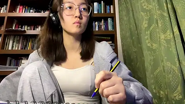 Snapshot of LinaClous chatting on 16, 12, 2025 LinaClous online show from 16, 12, 2025