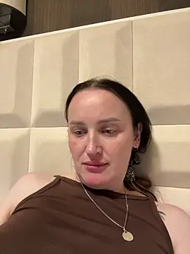Snapshot of TomilaSi chatting on 4, 5, 2026 TomilaSi online show from 4, 5, 2026
