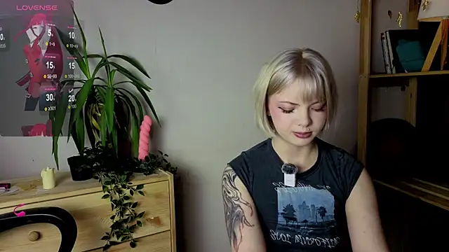 Snapshot of Me1inMonro chatting on 28, 11, 2025 Me1inMonro online show from 28, 11, 2025