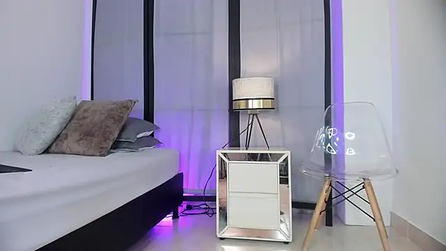 niicole steele  online show from 18, 12, 2025