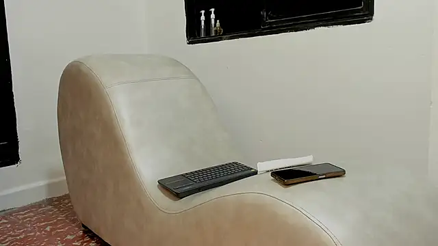 HoneyLovers OS online show from 2, 12, 2025