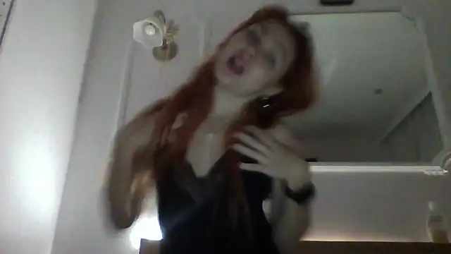 Snapshot of redfoxLaya chatting on 25, 11, 2025 redfoxLaya online show from 25, 11, 2025