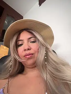 IsaSantoDomingo online show from 15, 12, 2025